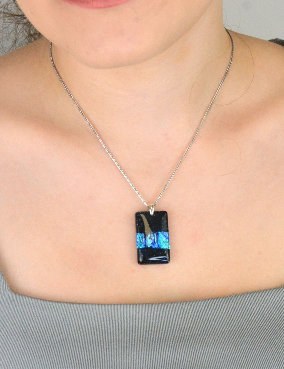 Zawieszka srebrna 925 Murano 55 z ręcznie wykonanym szkłem weneckim w odcieniach niebieskich i granatowych. Długość 3,5 cm, szerokość 2,0 cm, waga 9,40 g. Wyjątkowa, artystyczna biżuteria.1.jpg